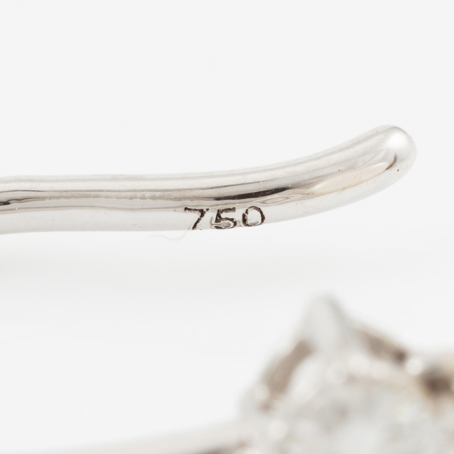 Earrings 18K white gold with cultured pearls and brilliant-cut diamonds.