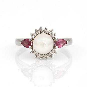 RING, 14K vitguld med rosa topaser, små diamanter och odlad sötvattenpärla. Totalvikt ca 2,78 g.