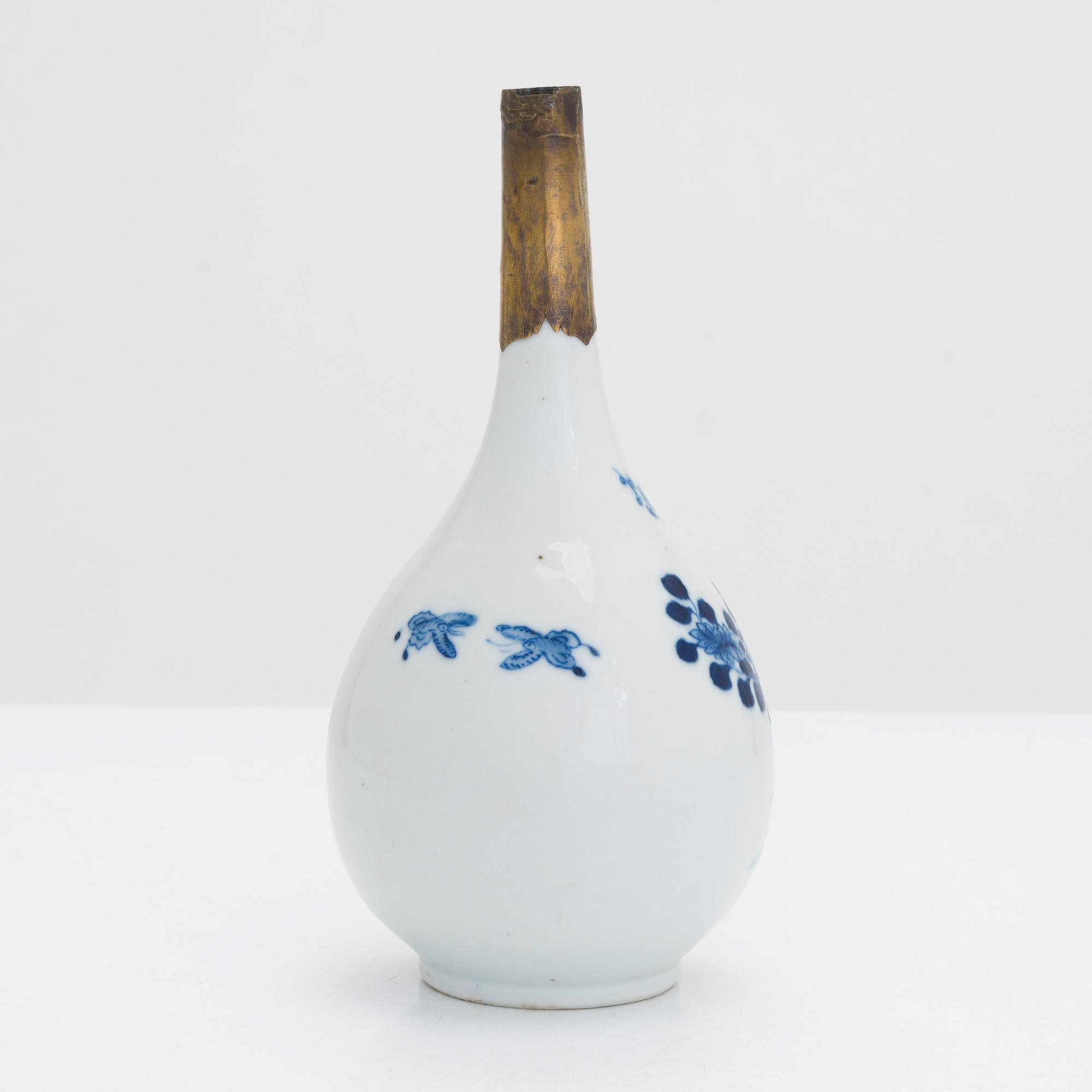 Stekfat, porslin, kompaniporslin, Qingdynastin, Qianglong (1736-1795) och vas, porslin, Kangxi.