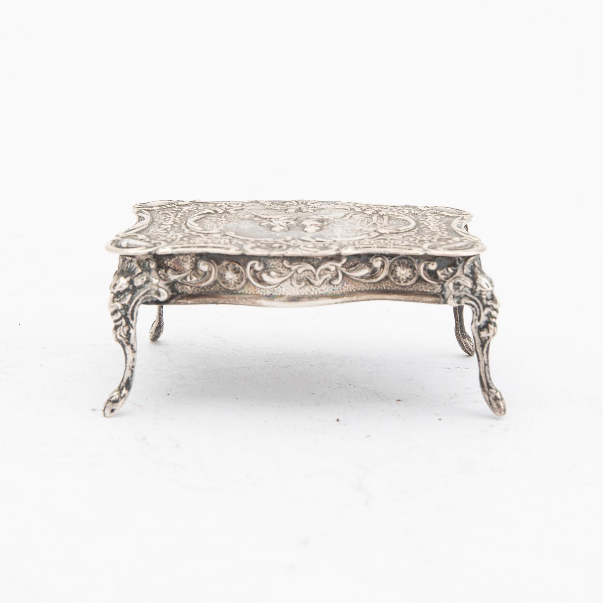 An early 20th century set of eight miniature furnitures in silver, weight 158 grams.