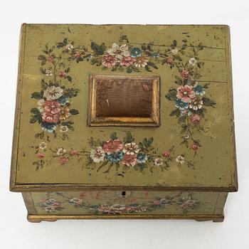 A polychrome-painted box attributed to J. N. Asplinds workshop in Falun (1784-1820).