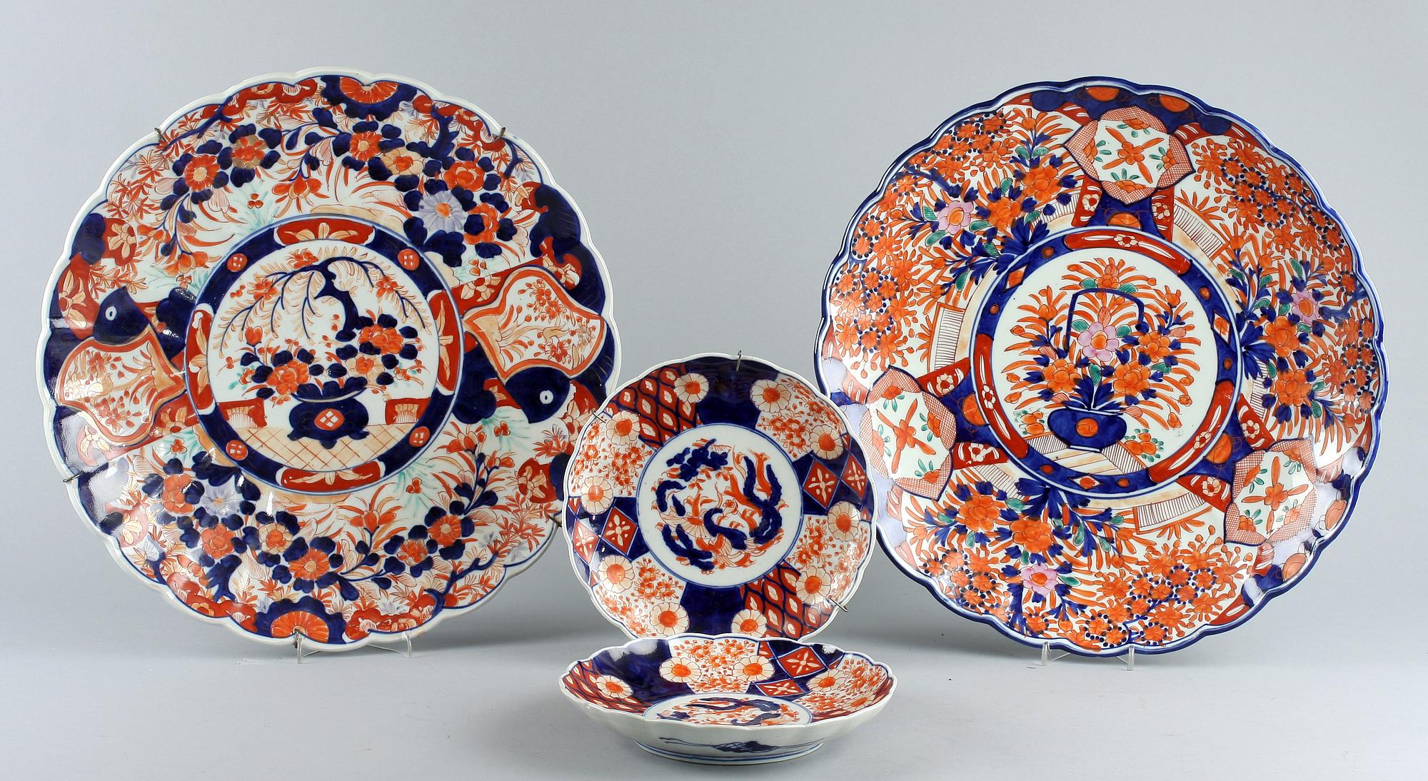FAT, 2 st, samt TALLRIKAR, 2 st, porslin, Imari, Japan, 1900-tal.