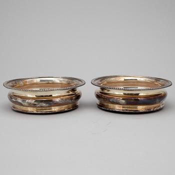 COASTERS, ett par, nysilver, trol England, 1900-tal.