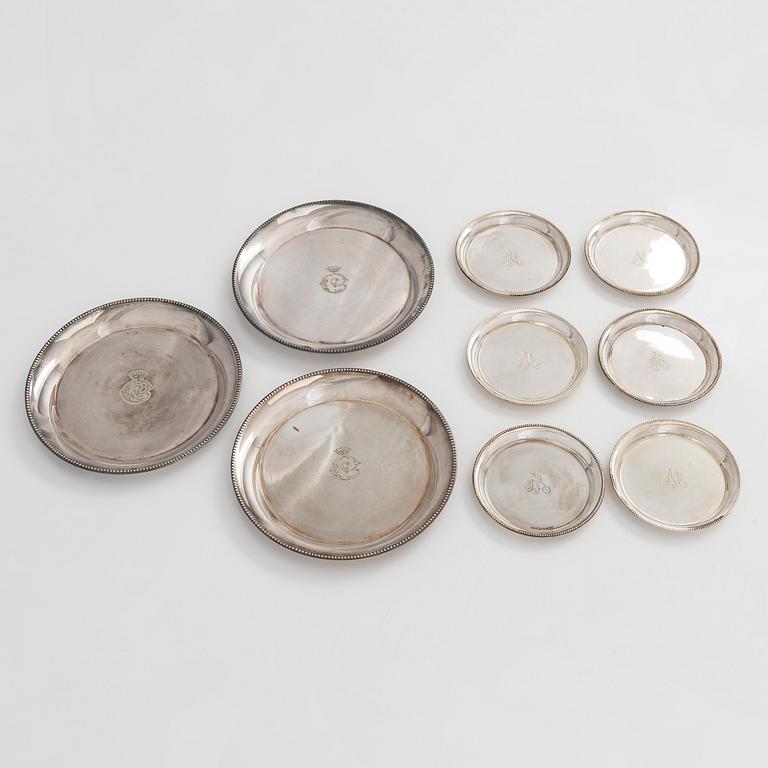 Lasinalusia, 18 kpl, cocktaillusikoita, 7 kpl, hopea, ja pullonalusia 3 kpl, alpakka, suomalaiset valmistajat, 1930-luku.