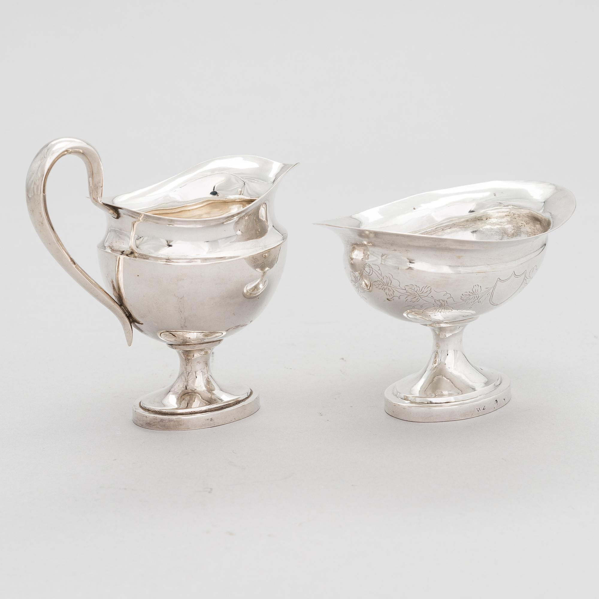 Sockerskål, silver, Dresden, Tyskland 1818 och gräddsnäcka, silver, Juho Tepponen, Helsingfors 1933.