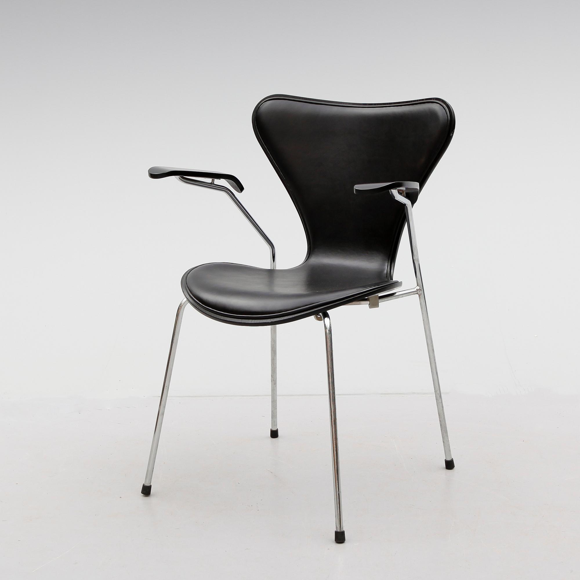 KARMSTOL, "3107", Arne Jacobsen för Fritz Hansen, Danmark, 1900-talets slut.