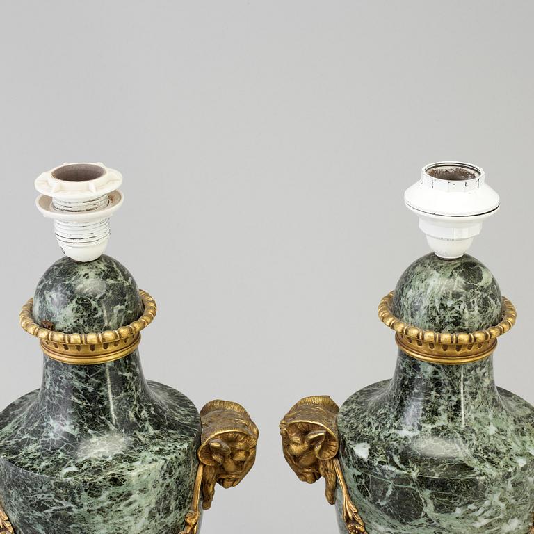 BORDSLAMPOR, ett par, Louis XVI-stil, 1900-talets andra hälft.