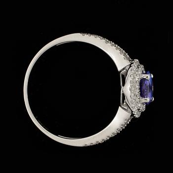 RING, 14k vitguld med tanzanit och briljantslipade diamanter. Vikt ca 2,5 gram.