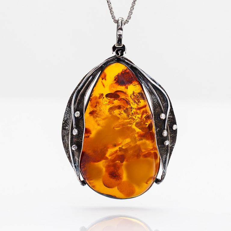 A silver and amber necklace, early 20th century. With later chain.