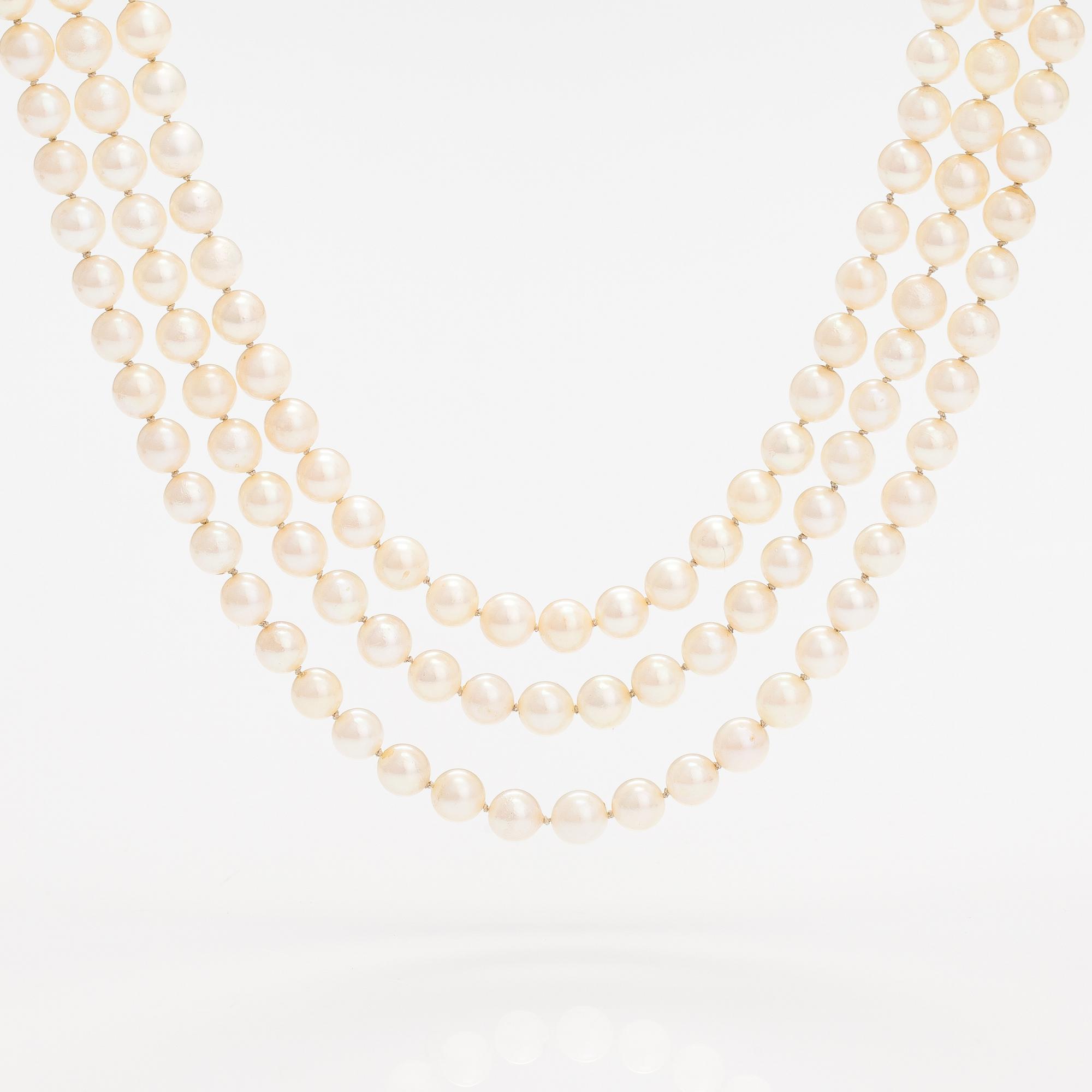 Helminauha, 3-rivinen, 17K kultaa, viljellyt helmet, 17K kultaa, aitoja ja synteettisiä safiireja.