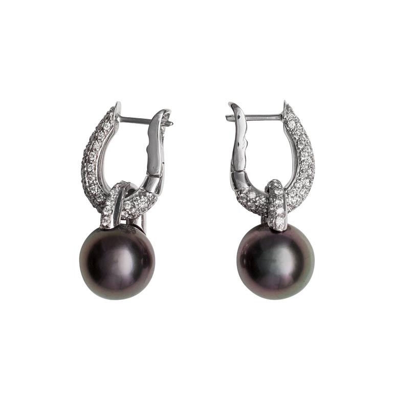 EARRINGS, 18K white gold. Tahiti pearls 10,5 mm. Brilliant cut diamonds c. 1.20 ct. Weight 9,5 g.