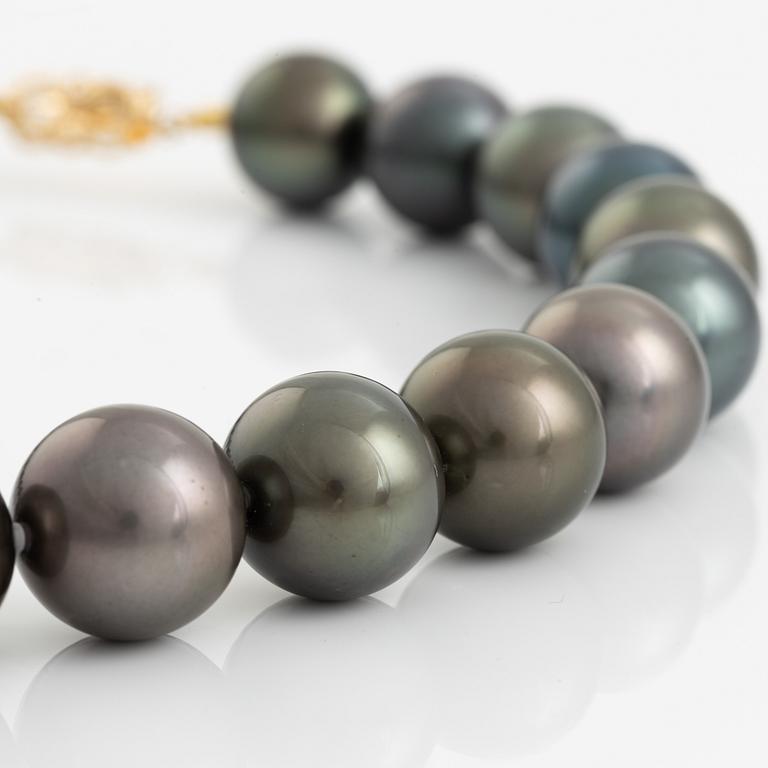 Collier med odlade Tahitipärlor.