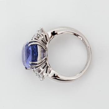 RING, med ljus lila-blå safir 10.14ct, obehandlad enl. certifikat och diamanter ca 1.20ct.
