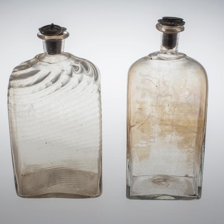 BRÄNNVINSFLASKOR, 5 st. Glas. 1800-tal.