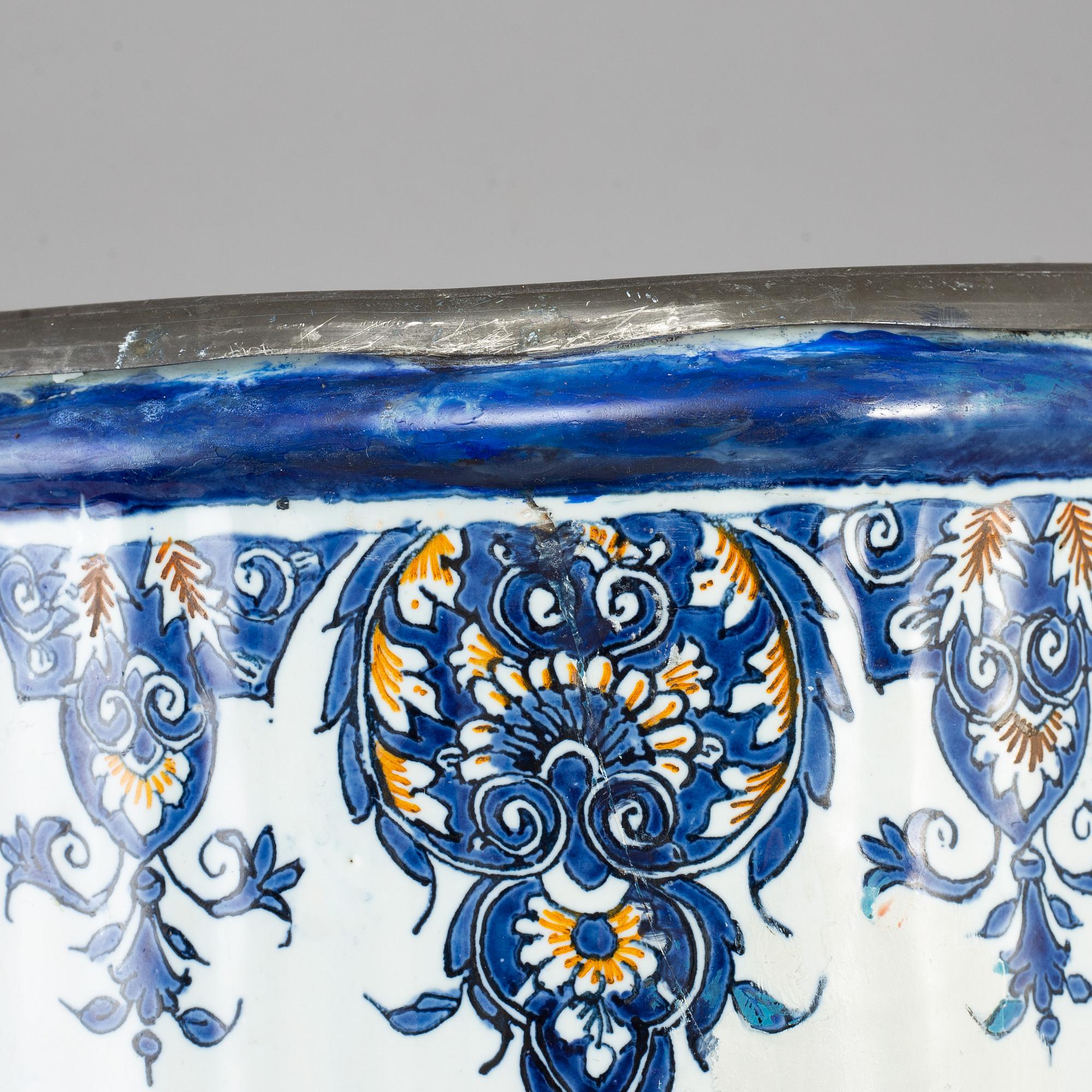 A fayence champagne cooler, 18th century.