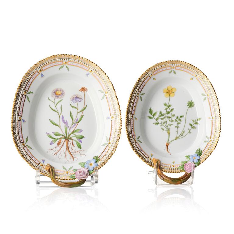 Lövformade fat, två stycken, porslin. "Flora Danica", Royal Copenhagen, Danmark, 1900-tal.