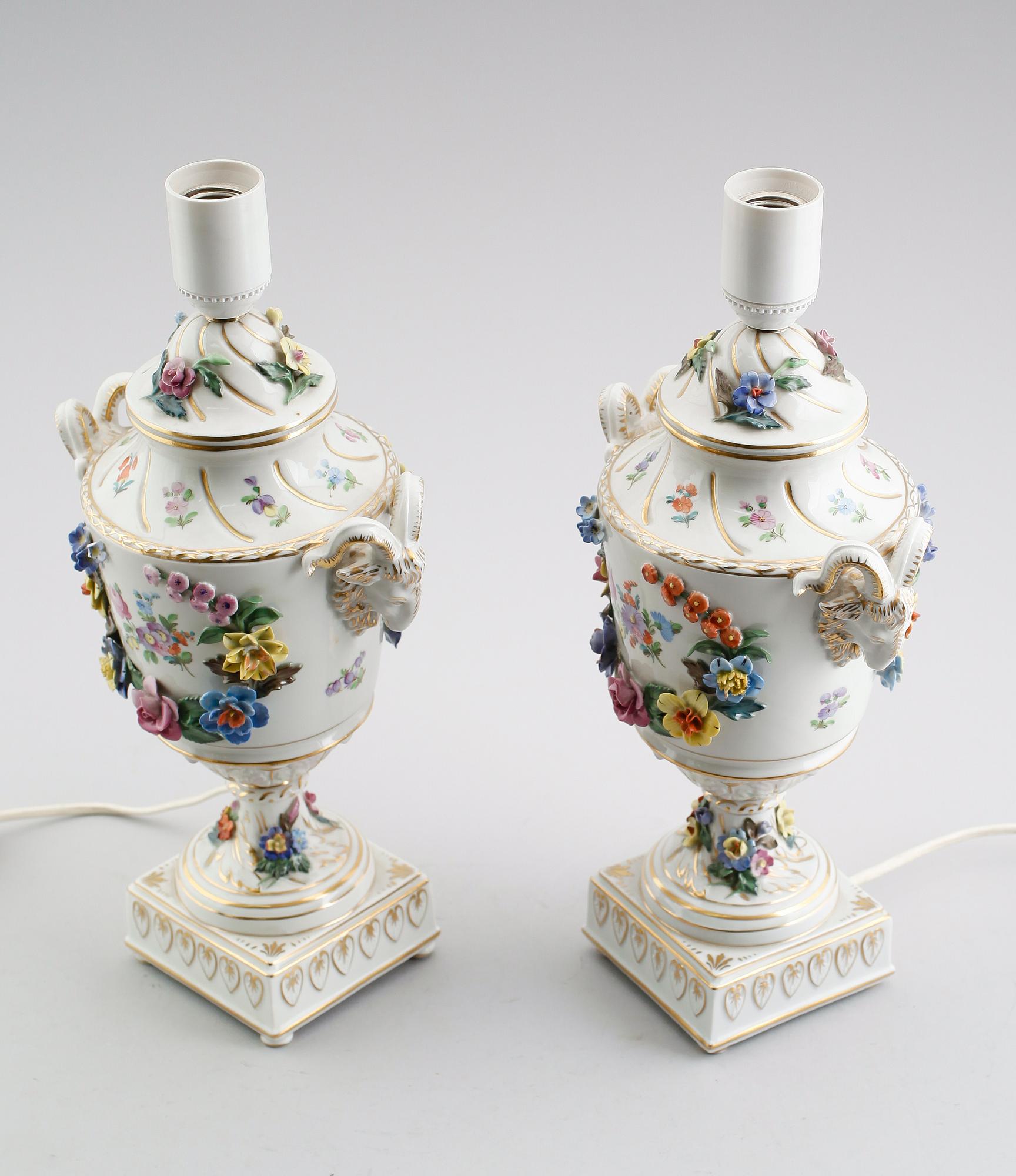BORDSLAMPOR, 1 par, porslin, Dresden, 1900-talets mitt.