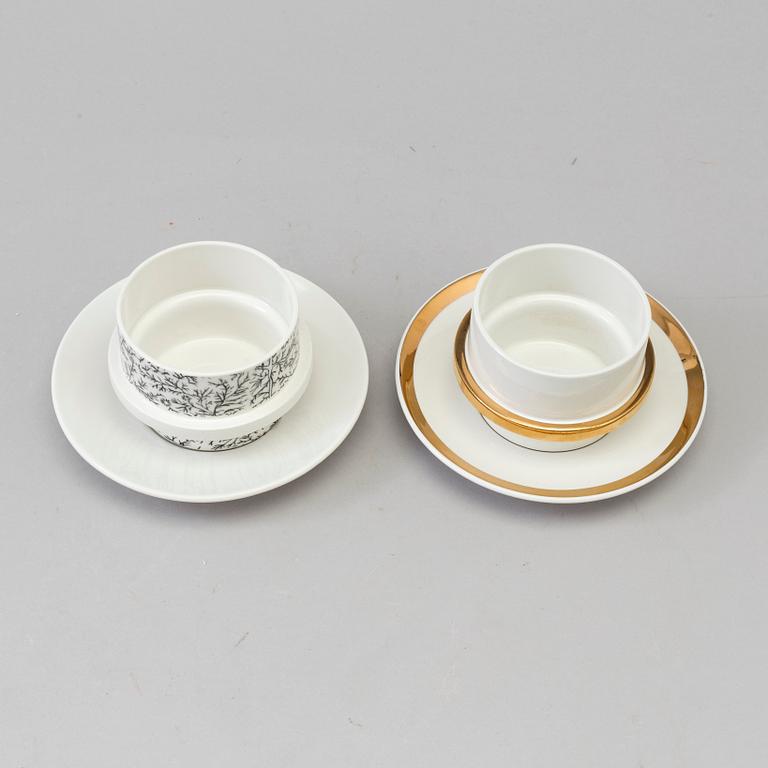 KAFFEKOPPAR MED UNDERFAT, 12 stycken, porslin, två olika dekorer, Arabia, troligen 1960/70-tal.