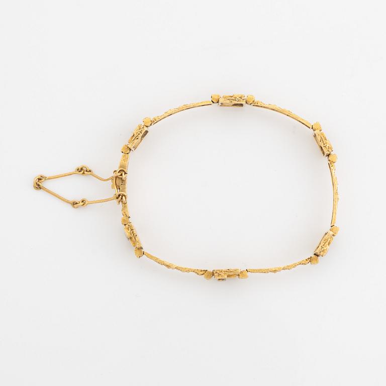 Björn Weckström, 18K gold and eight cut diamond "Diamantetapper" bracelet.