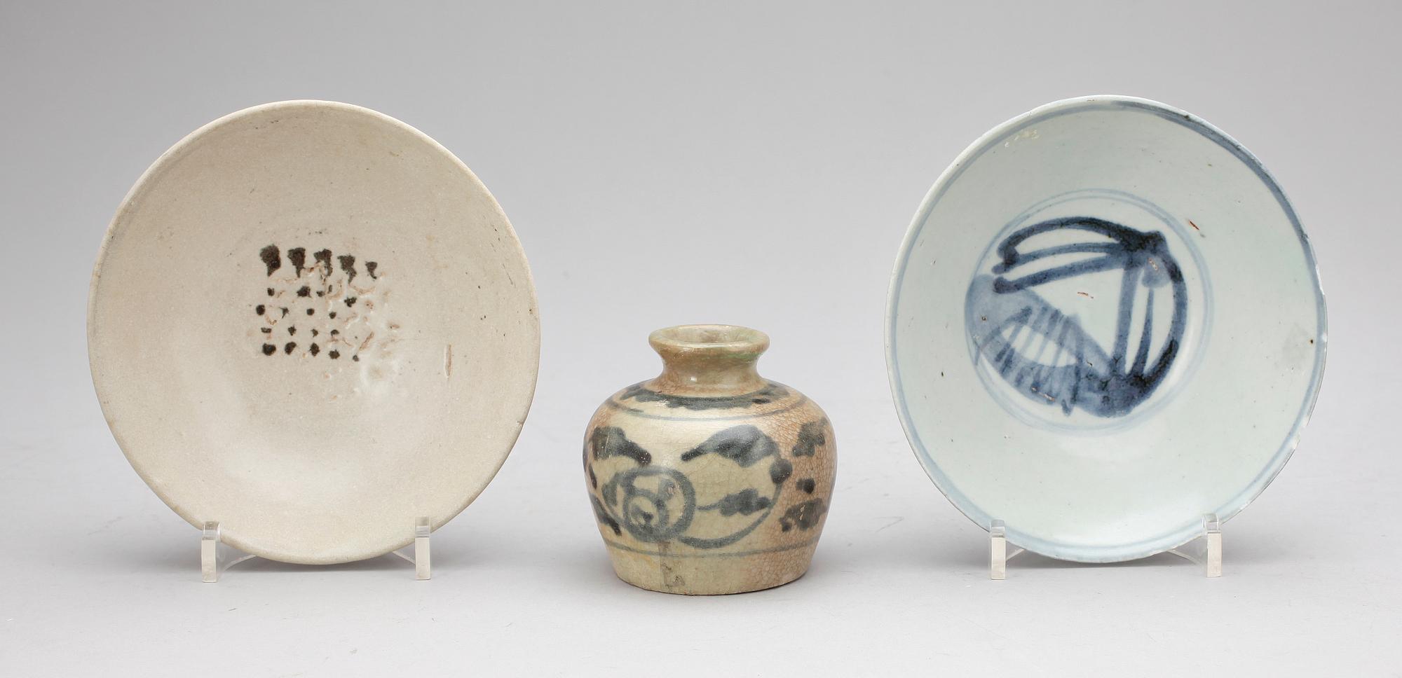 SKÅLAR, 2 st samt VAS, keramik, bl a troligen Ming.