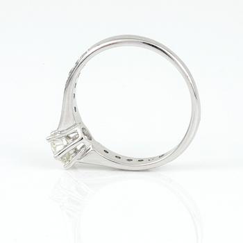 RING, 18K vitguld med briljantslipade diamanter, tot ca 0,95 ct. Vikt ca 3,37 g.