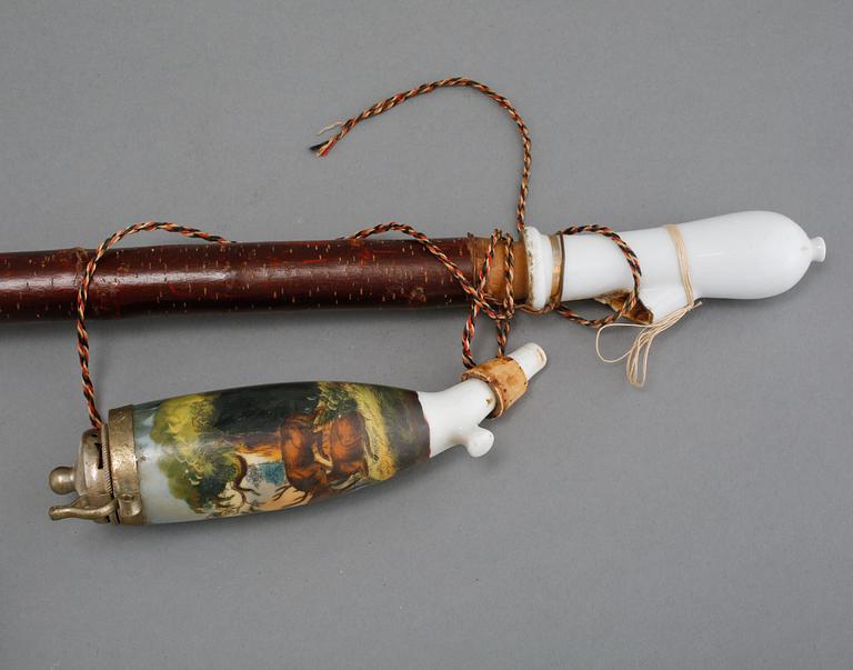 PARTI PIPOR, 5 st, bl a trä och porslin, 1800/1900-tal.