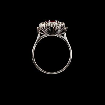 RING, 18k vitguld med fasettslipad rubin ca 2.00 ct samt 10 briljant och 4 trapetsslipade diamanter. Vikt 5,5 g.