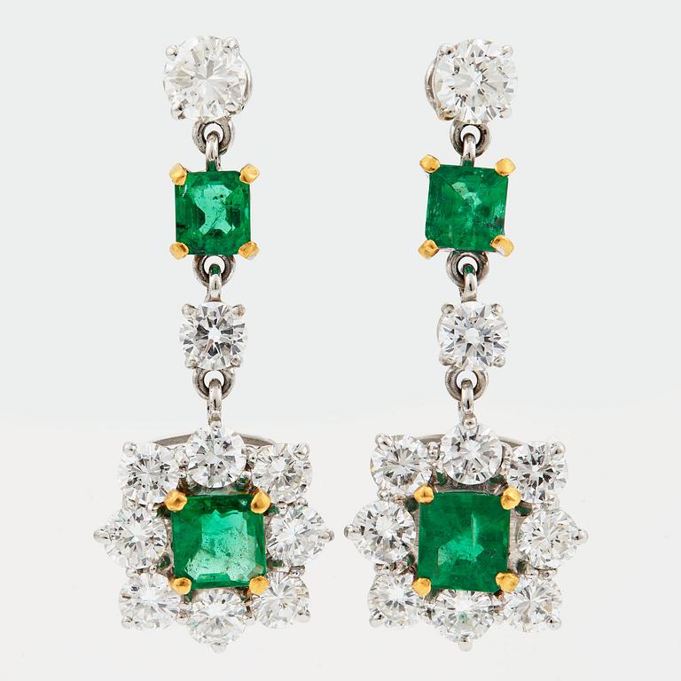 A PAIR OF EARRINGS.