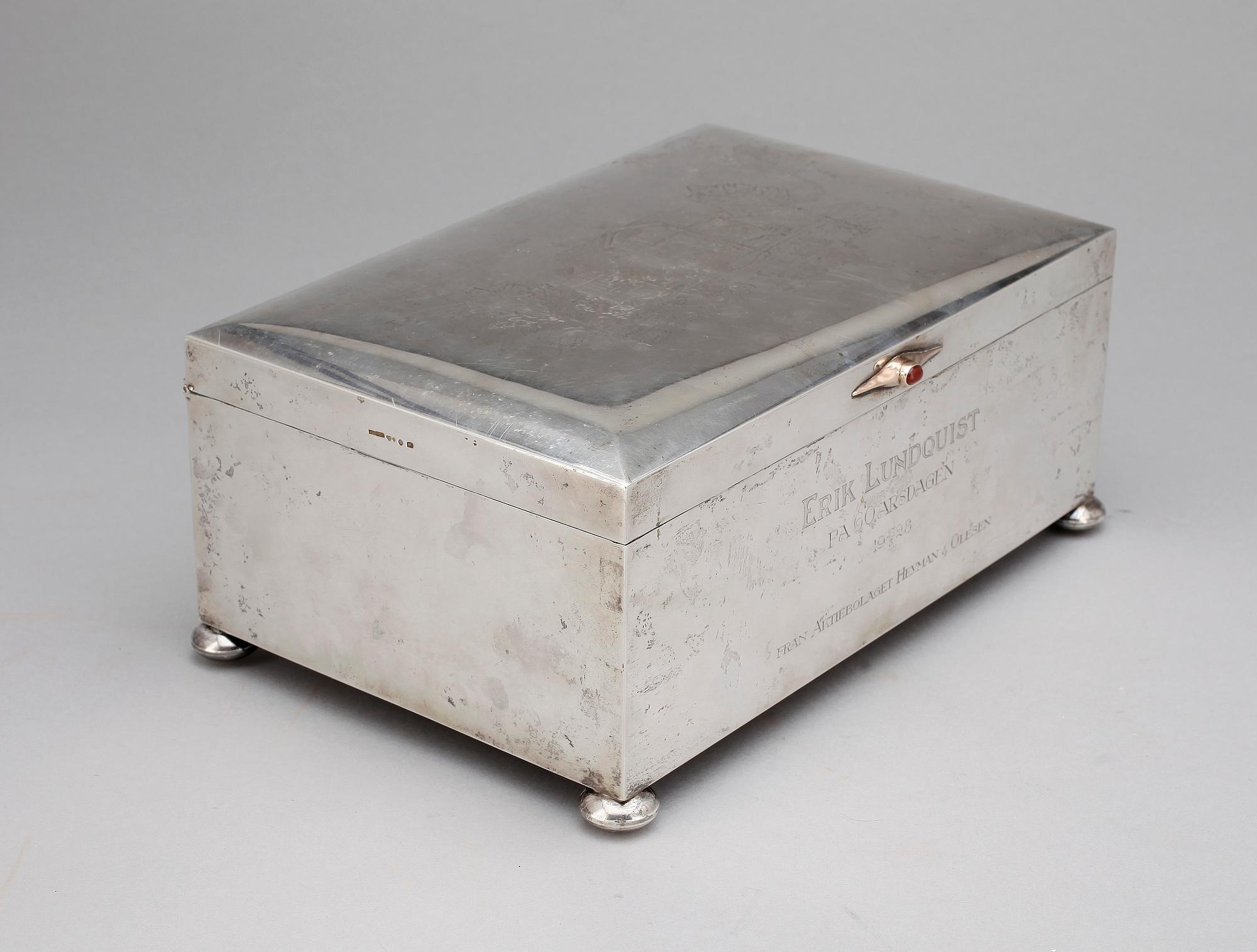CIGGARLÅDA, silver, Juvelerare Adolf Landoff, Göteborg, troligen 1938. Tot vikt ca 3000g.