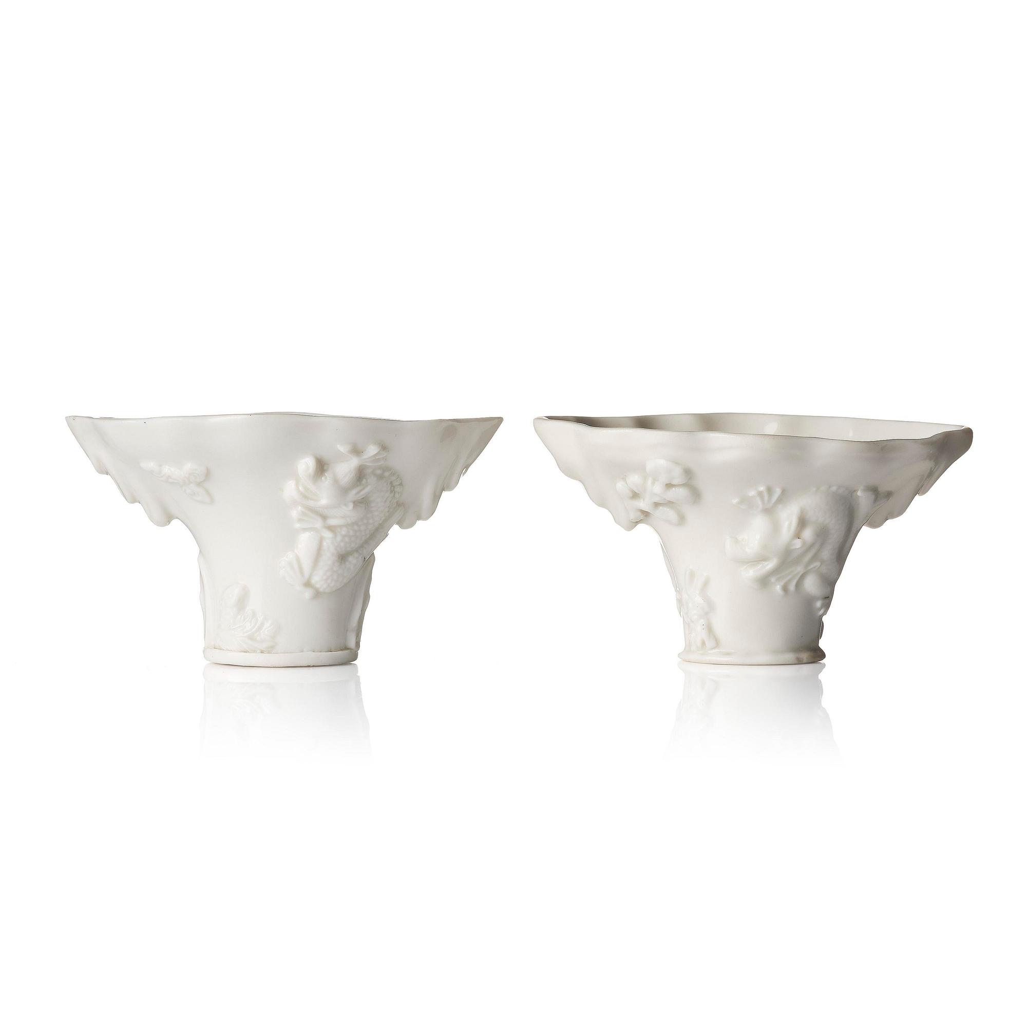 Vinofferbägare, två stycken, porslin. Qingdynastin, 1700-tal.