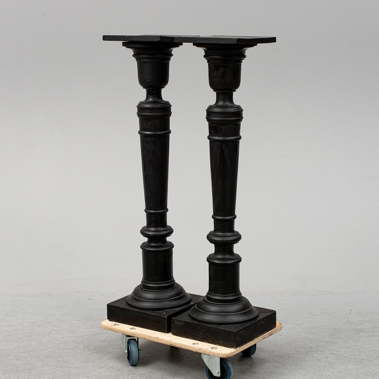 PIEDESTALER, ett par, sent 1800-tal.