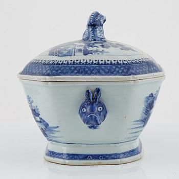 Terrin med lock, tallrik och smörterrin med lock och fat, porslin, Kina, 1700- och 1800-tal.
