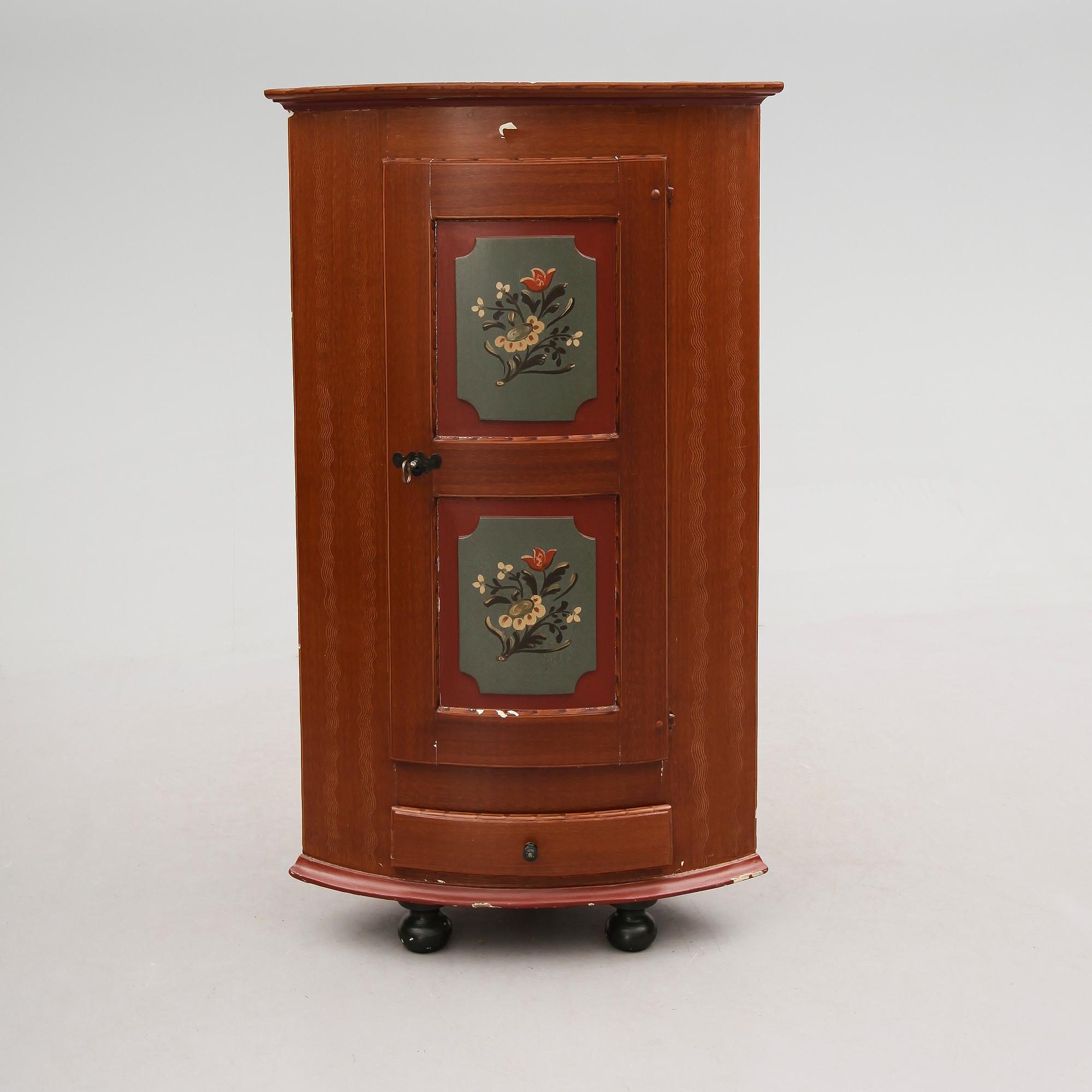 HÖRNSKÅP, allmoge, 1800-talets första hälft.