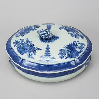 A blue and white tureen with cover, Qing dynasty, Qianlong (1736-95).