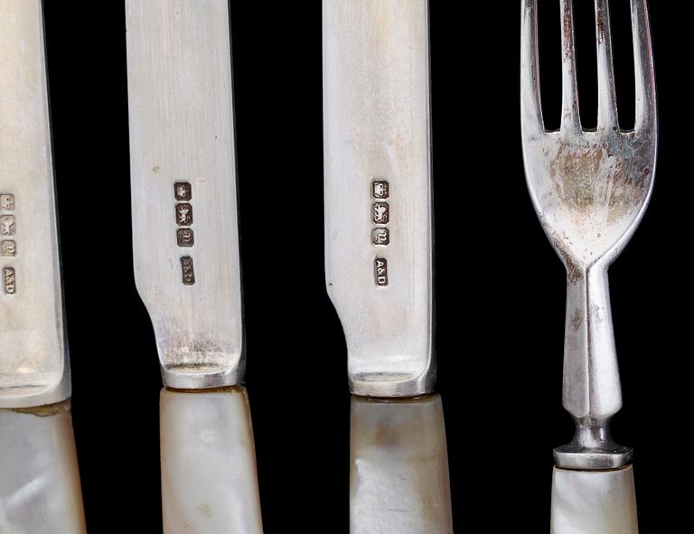 FRUKTBESTICK, 24 st, i schatull, silver och pärlemorskaft, Allen & Darwin, Sheffield England 1917.