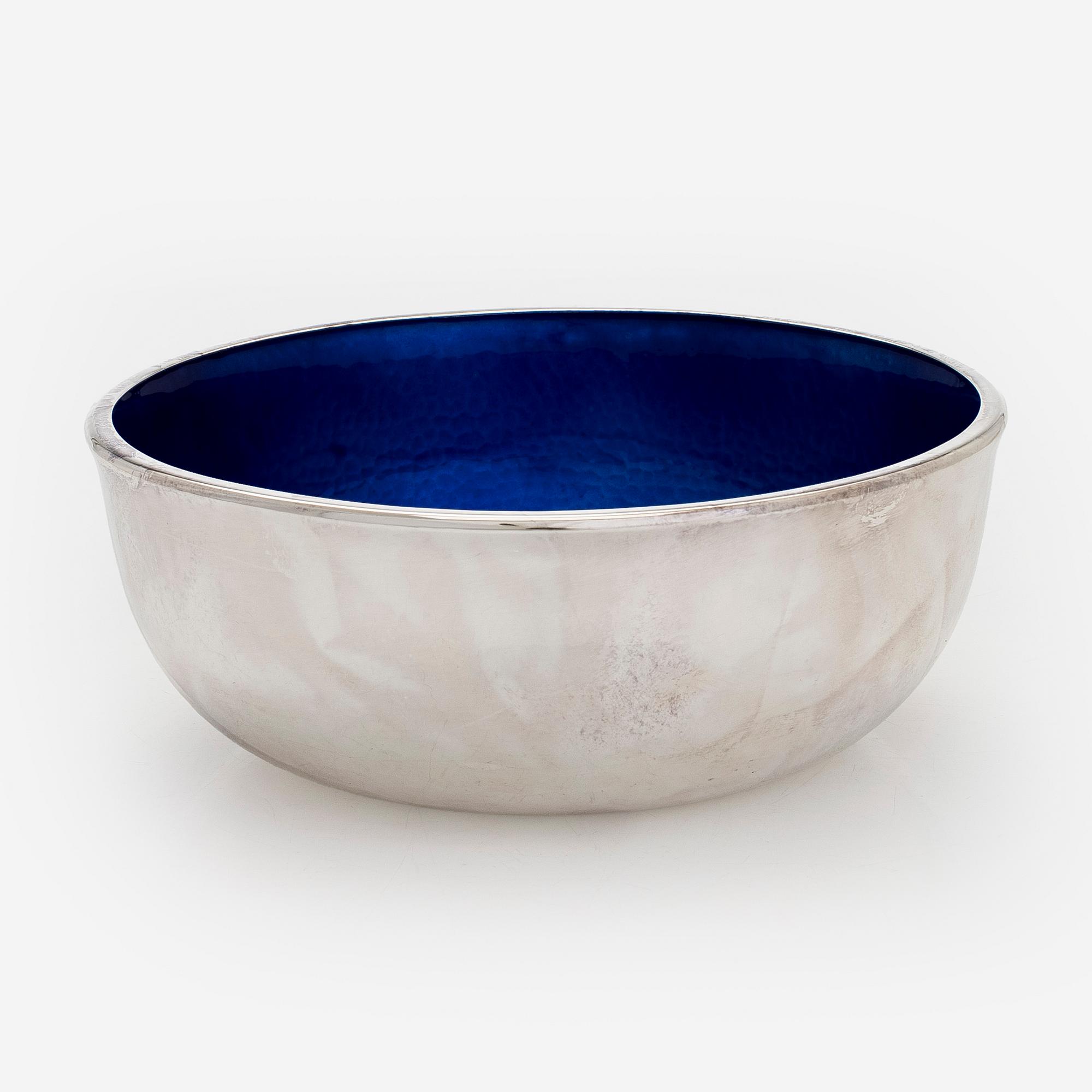 A. Tillander, malja, sterlinghopeaa ja emalia. Helsinki 2005.