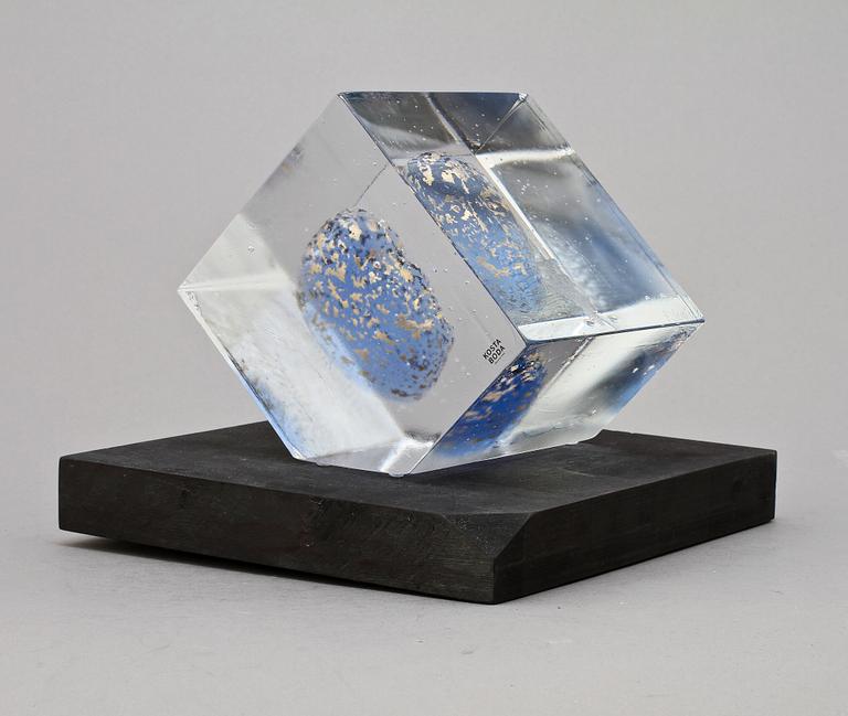 SKULPTUR, glas, "Cube with blue head", Bertil Vallien, Kosta Boda, sign.