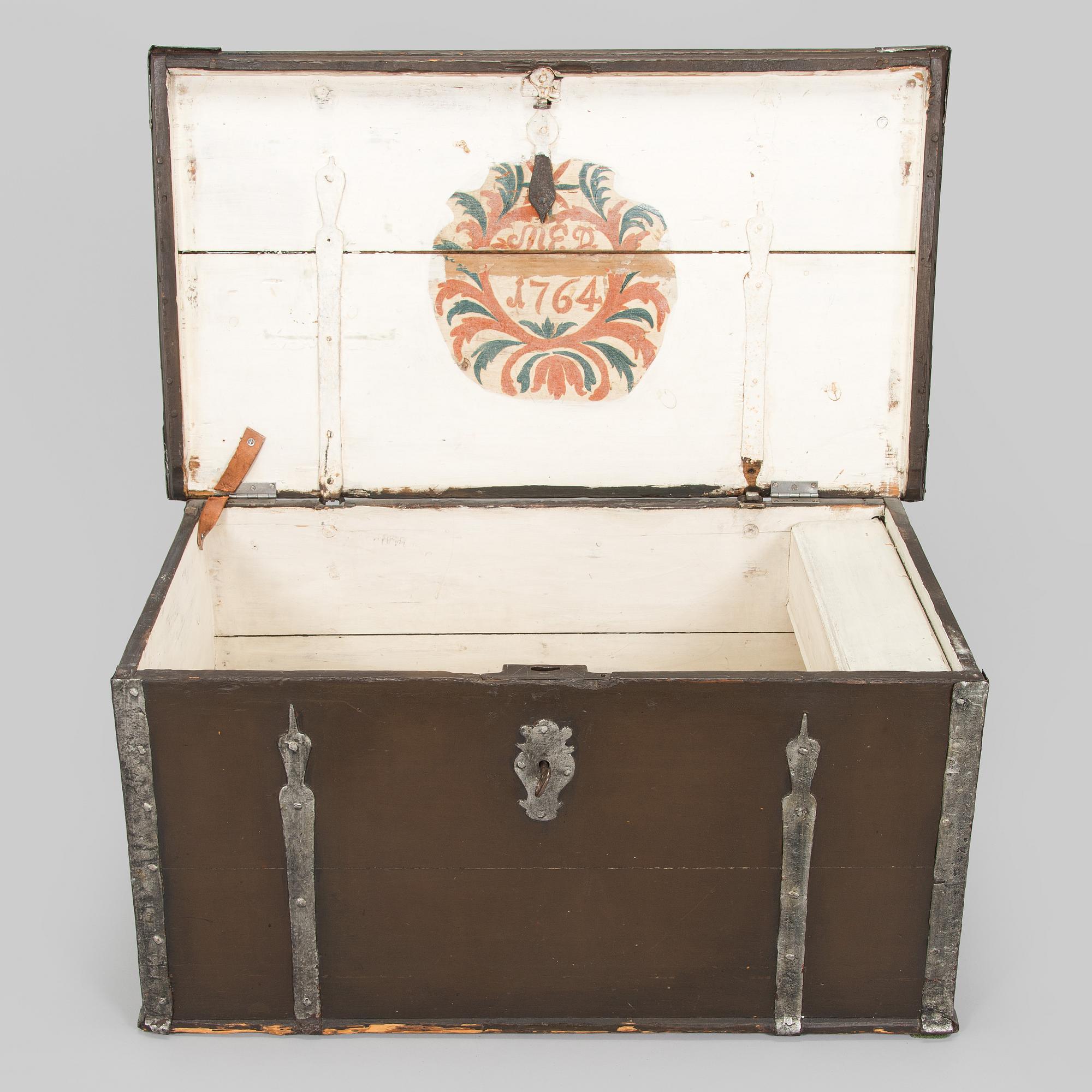 Kista, märkt med monogram, 1764.