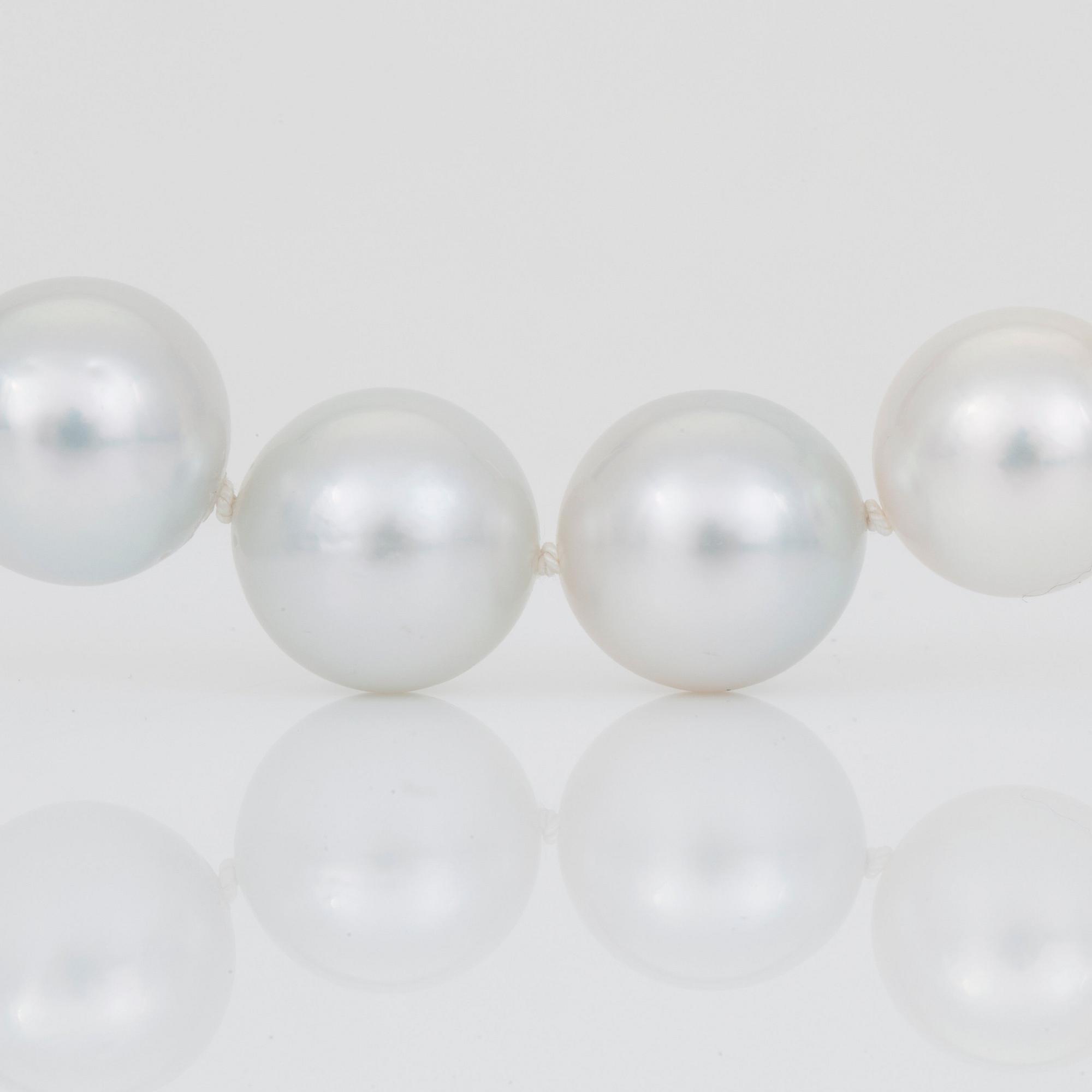 A cultured South Sea necklace with a clasp set with a tanzanite, circa 11.00 ct, and brilliant-cut diamonds.