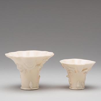 VINOFFERBÄGARE, två stycken, blanc de chine. Qingdynastin, Kangxi (1662-1722).