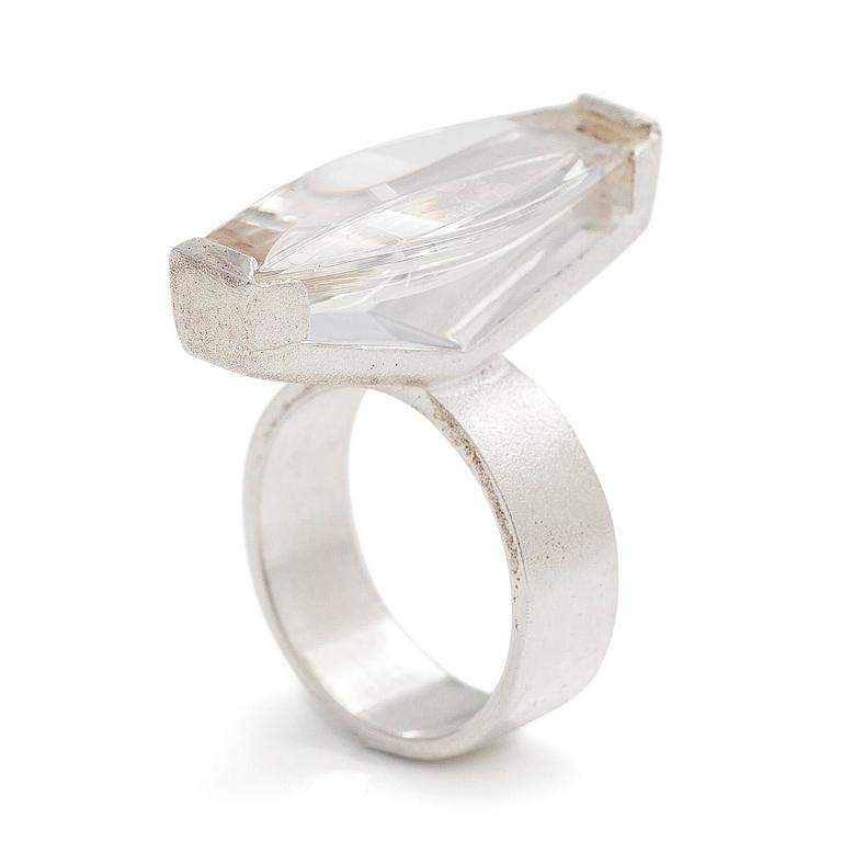 Björn Weckström, sormus, "Luminoso", viistehiottu vuorikristalli, hopeaa.