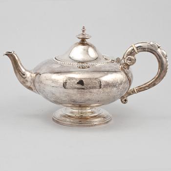 TEKANNA, silver, Gustaf Möllenborg, Stockholm, 1879, vikt 660 gram.