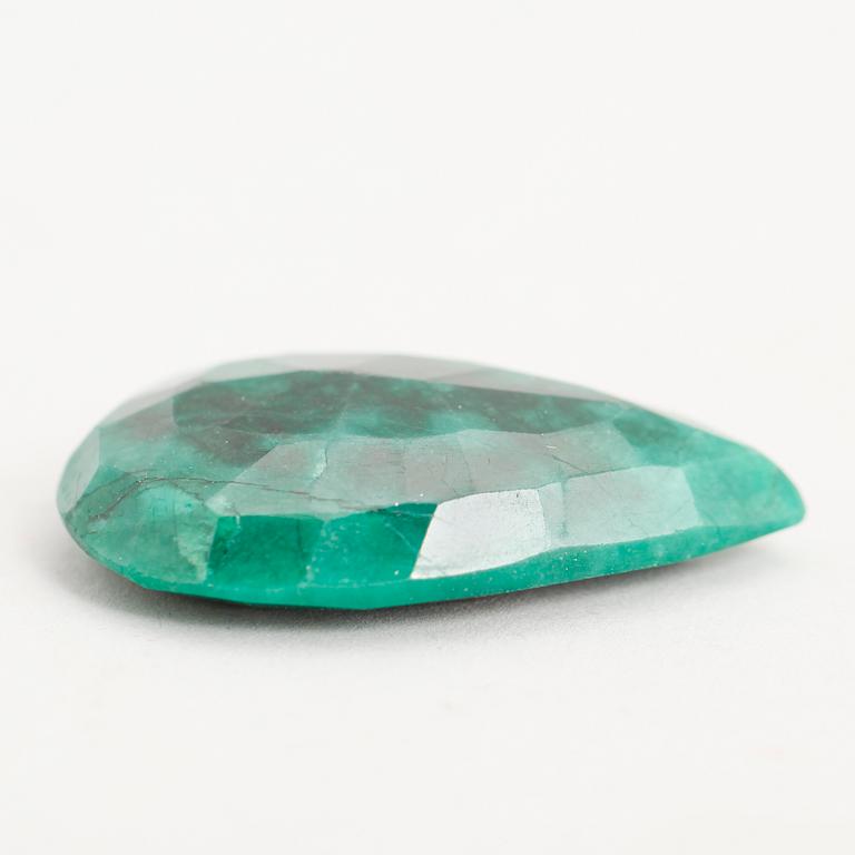 SMARAGD, grön, droppformad fasetterad, ca 155.00 ct.