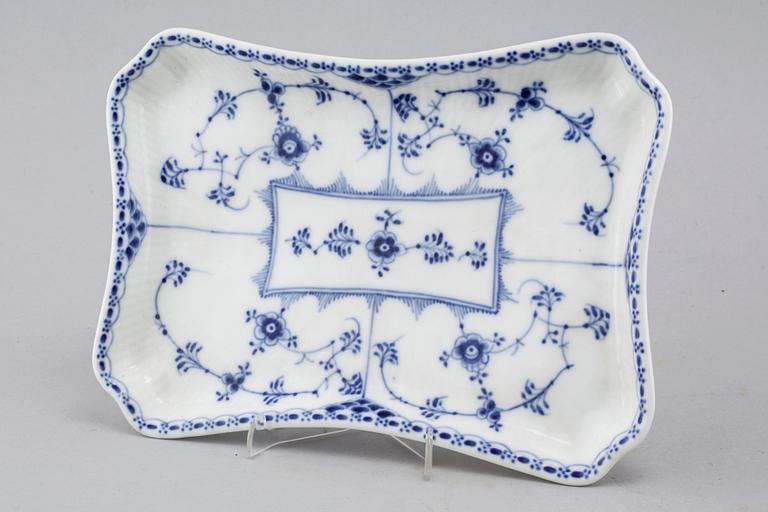 25 pieces of porcelain tableware from Royal Copenhagen, model "Musselmalet", 20th century.