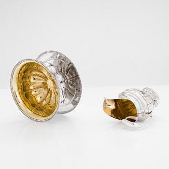 Såsskål, silver, Olof Robert Lundgren (verksam i Åbo 1821-82) och gräddsnäcka, silver, Gustaf Holmberg, Åbo 1846.
