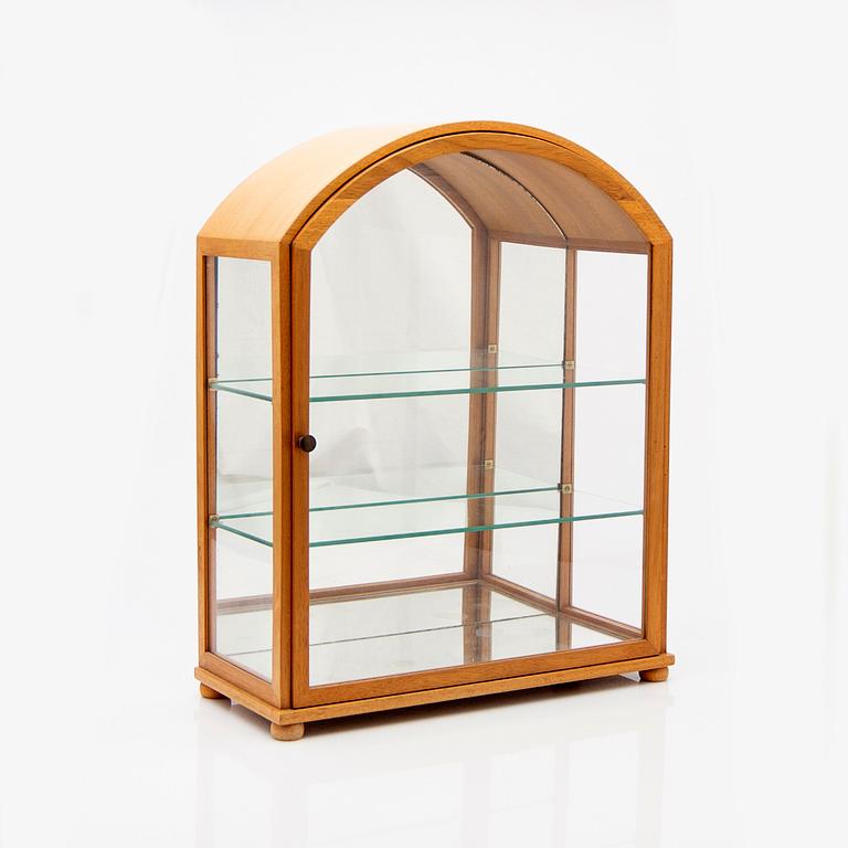 Josef Frank, a table vitrine, model 2070, Svenskt Tenn, mid-20th century.