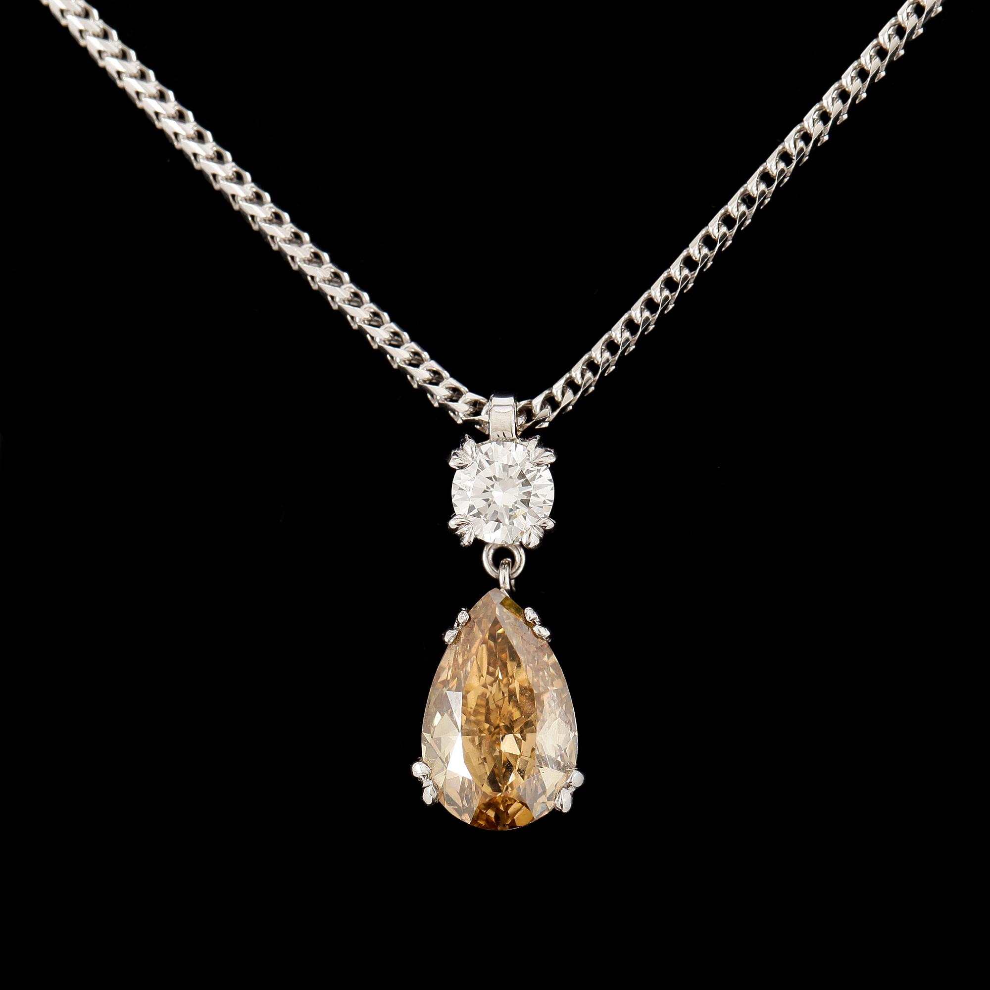 HÄNGE, droppslipad gulbrun (fancy colour) diamant, 2 ct, briljantslipad diamant 0.30 ct. Total vikt ca 6 g.