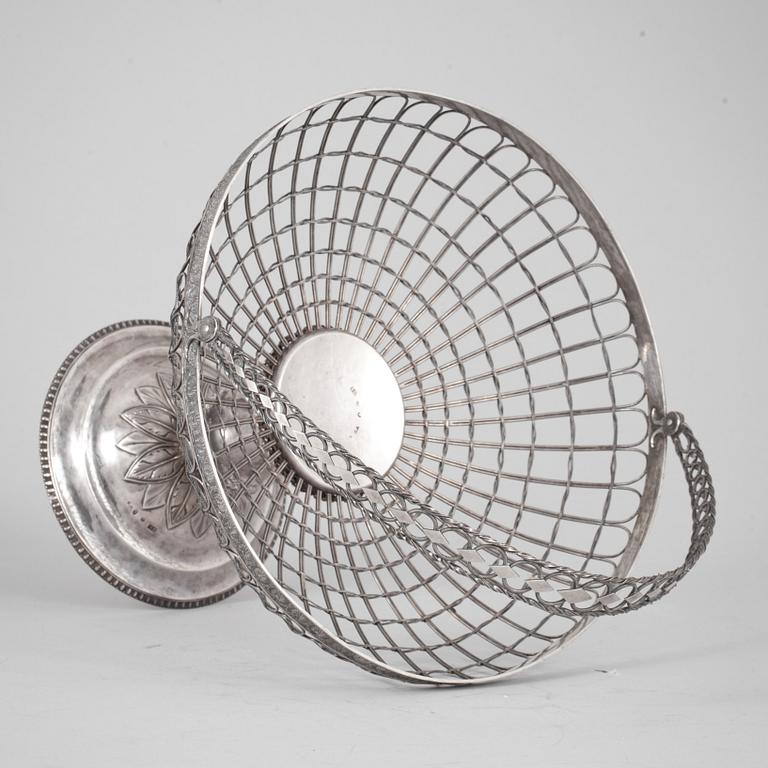 FRUKTKORG PÅ FOT, silver. Jonas Lindberg, 1827, Stockholm,  Vikt ca 570g.