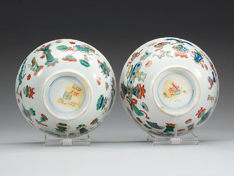 A pair of famille verte bowls, Qing dynasty, Kangxi (1662-1722).