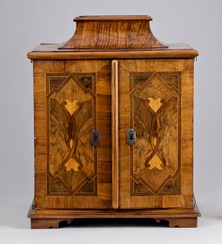 KABINETTSKÅP. Barock, Nordeuropa, 1700-talets första hälft.